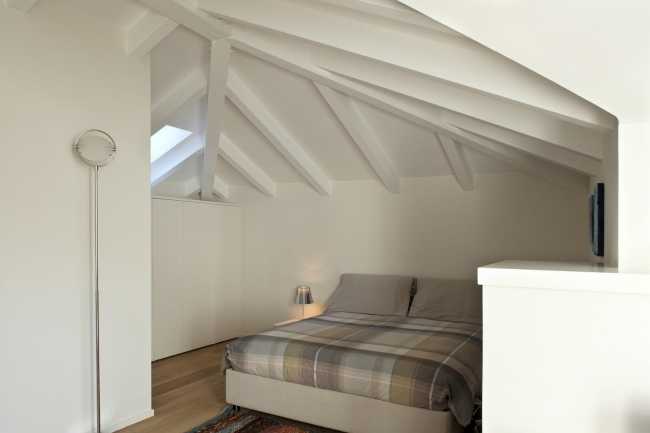 camera da letto sottotetto travi a vista