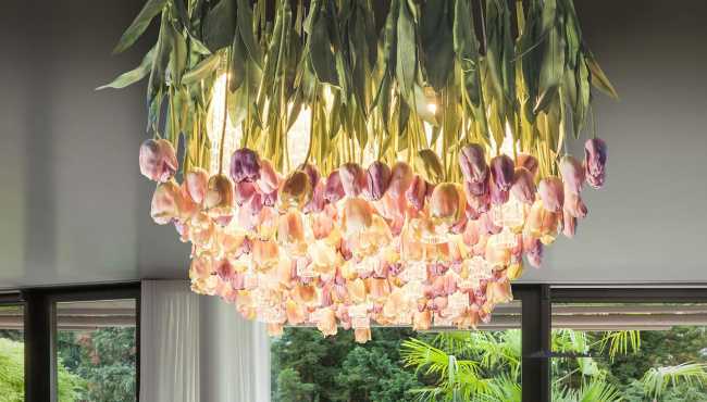 Lampadario a soffitto a forma di tulipani