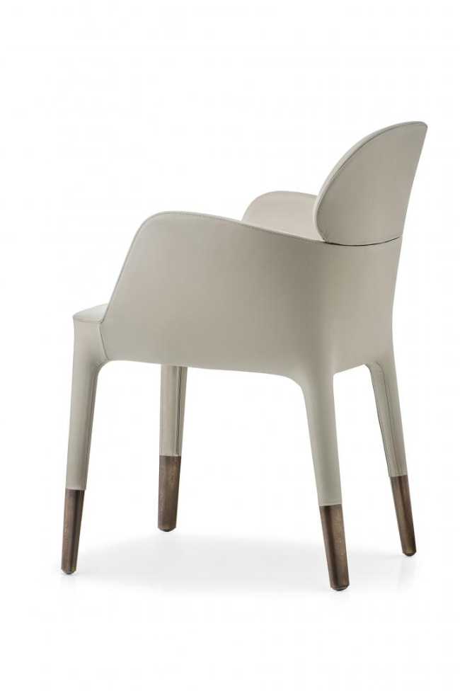 Poltrona chiara dalle forme morbide