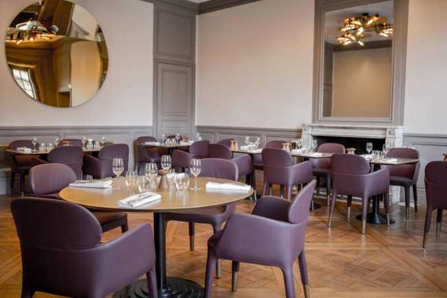 Poltrone in un ristorante in un edificio storico