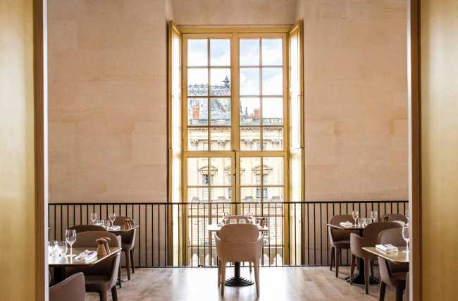Poltrona di un ristorante in un edificio storico