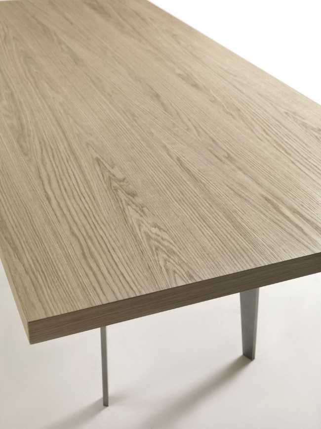 Tavolo che accumula energia termica