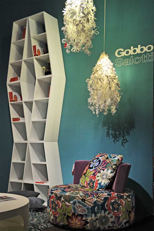 Libreria X book bianca su parete verde