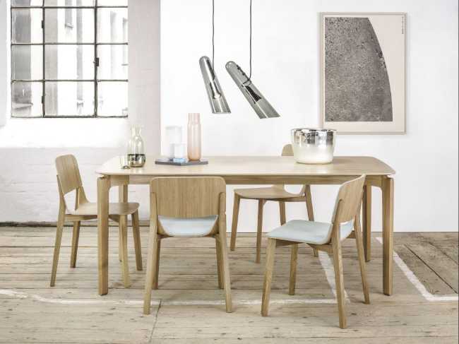 Tavolo e sedie in legno