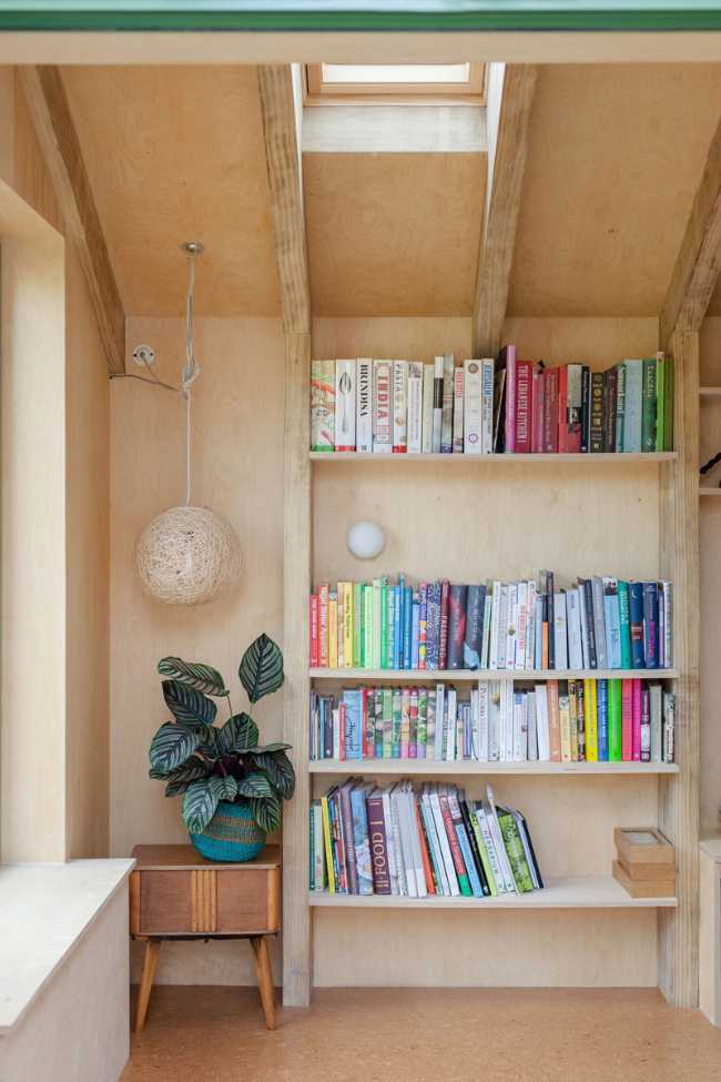 Estantería de madera integrada con la nueva estructura de madera