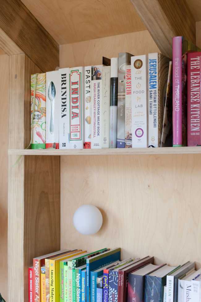 Detalle de la estantería de madera integrada con la estructura