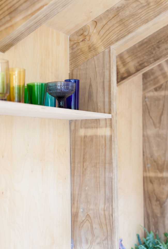 Estructura de madera con estante entre los pilares
