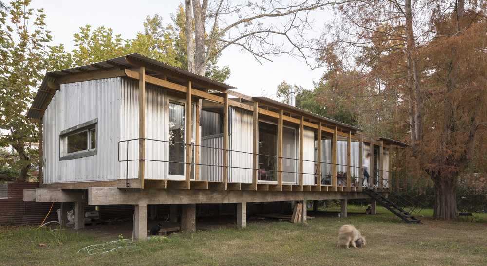 House Dique Luján traditional wooden construction on the banks of the river