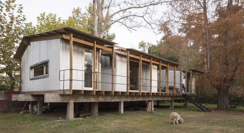 Vivienda de madera cerca del río