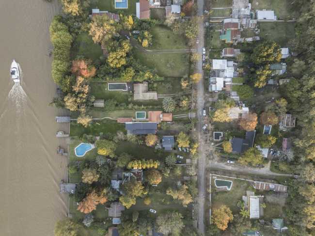 Casa Dique Luján costruzione tradizionale in legno sulle sponde del fiume