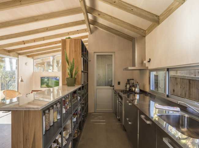 Casa Dique Luján costruzione tradizionale in legno sulle sponde del fiume