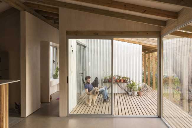 Casa Dique Luján costruzione tradizionale in legno sulle sponde del fiume