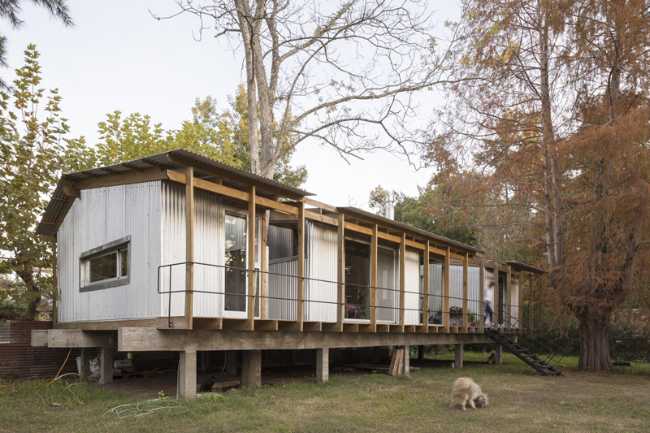Casa Dique Luján costruzione tradizionale in legno sulle sponde del fiume