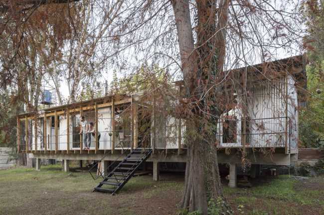 Casa Dique Luján costruzione tradizionale in legno sulle sponde del fiume