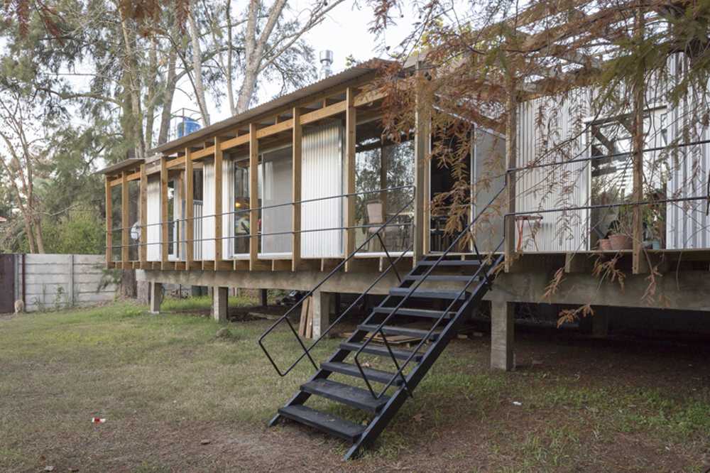 House raised by reinforced concrete beams