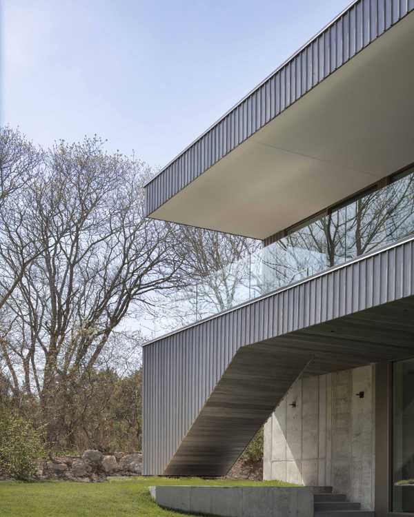 The color of the wood refers to the vernacular architecture