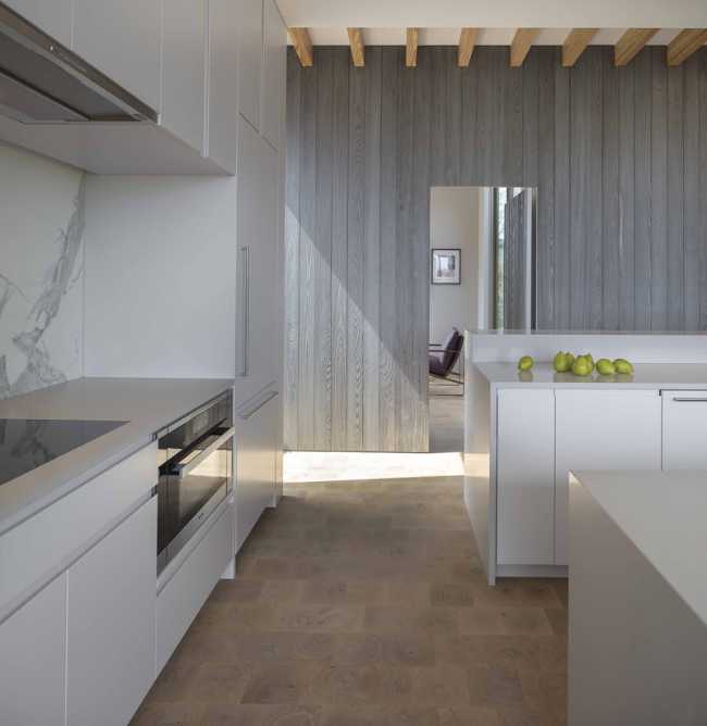 Kitchen in white and wood