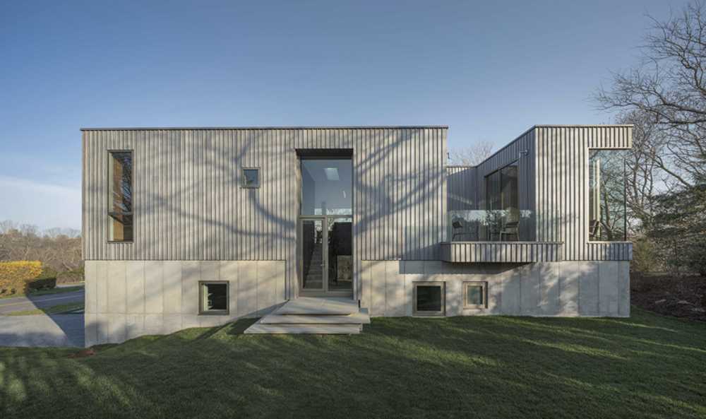 Facade of a concrete house with a rain of wood