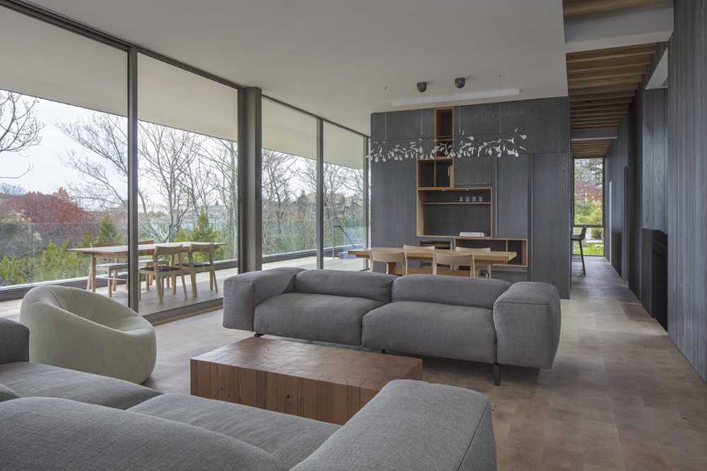 Facade of a concrete house with a rain of wood