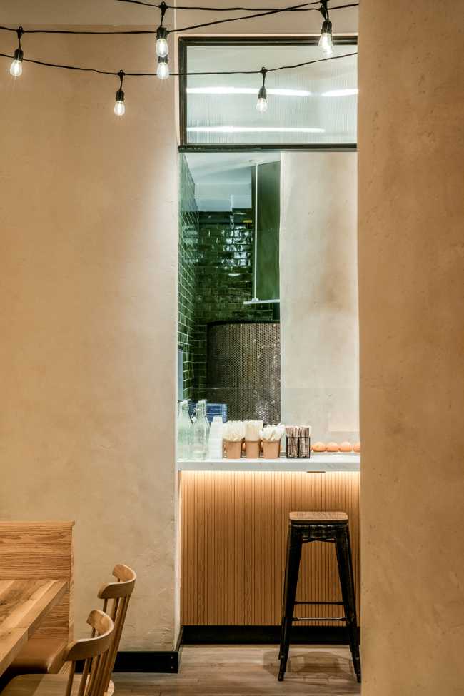 Sitting around the counter for customers who want to attend the preparation of dishes