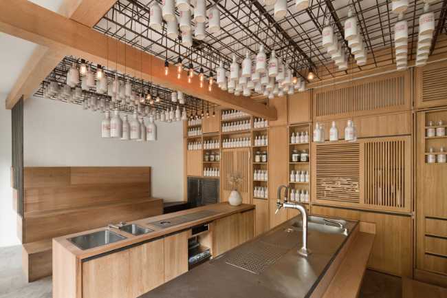 Bar di 40mq rivestito in legno massello