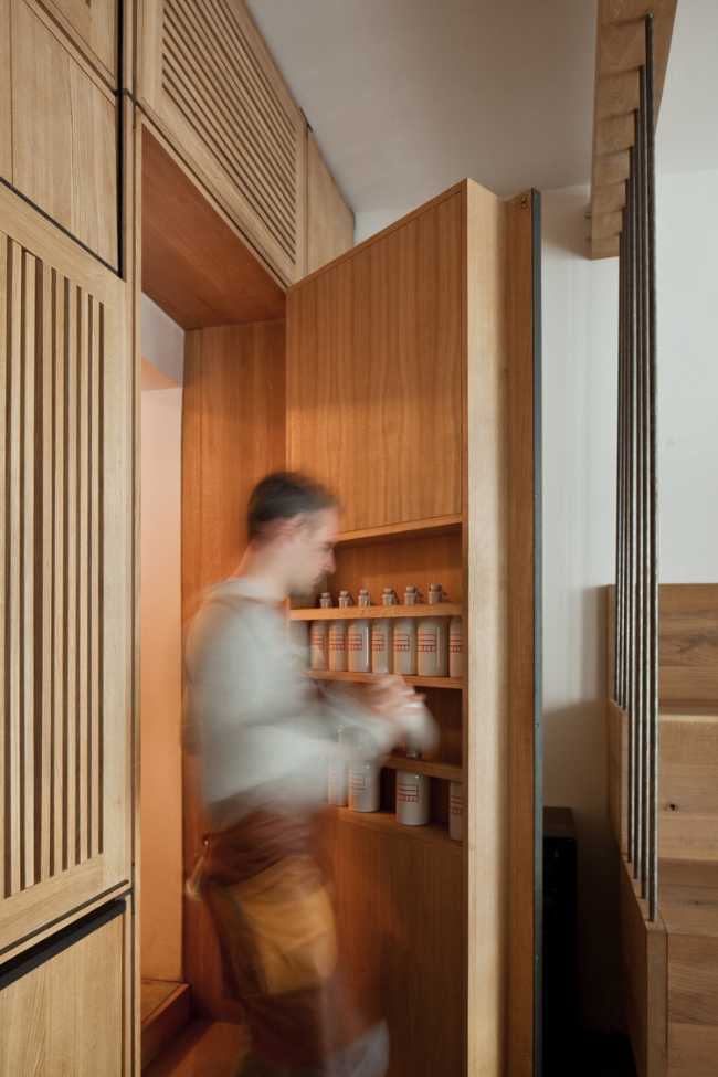 Retro del bar con porta in legno