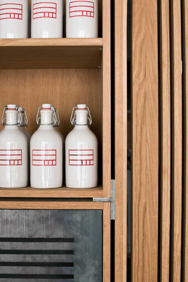 Dettagli dell'interno di un bar in legno