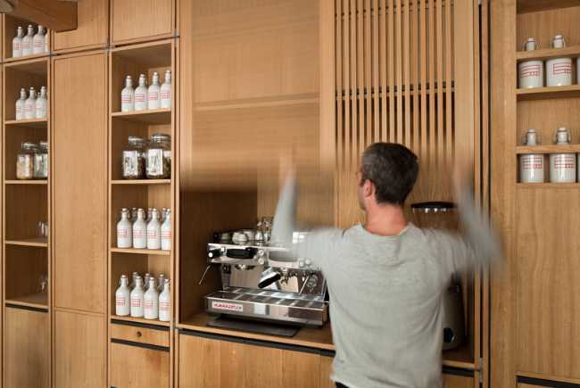 Bar interamente rivestito in legno