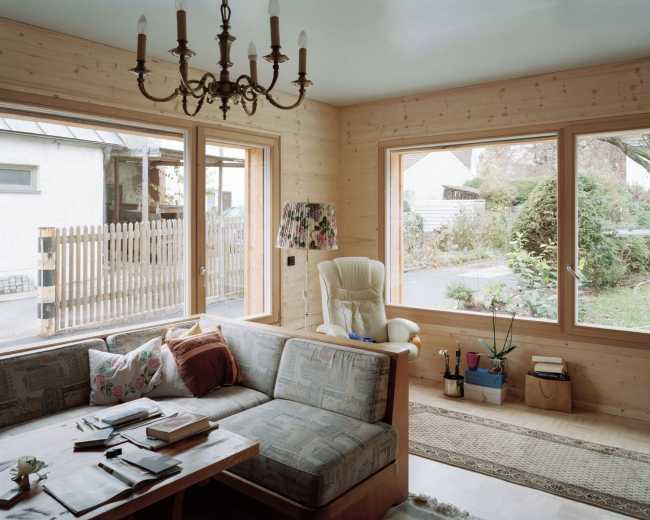 soggiorno interni in legno e finestre