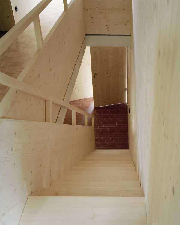 corpo scala in legno con balaustra in legno