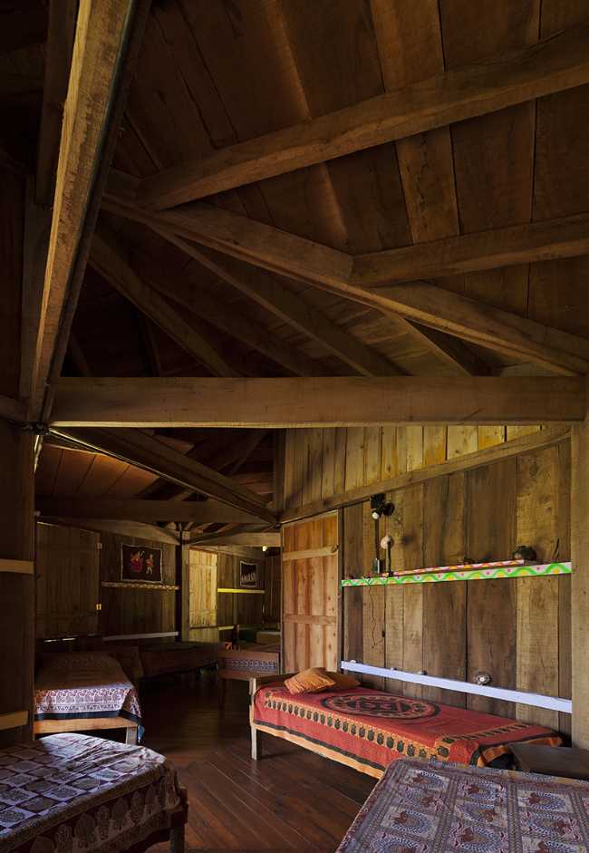 Interior albergue totalmente de madera con vigas