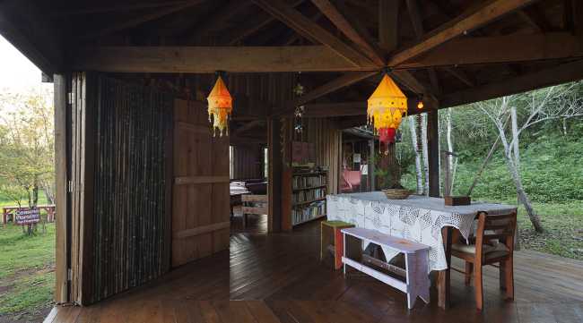 Hostal de madera con techo verde