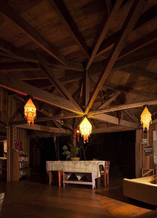 Hostal de madera con iluminación