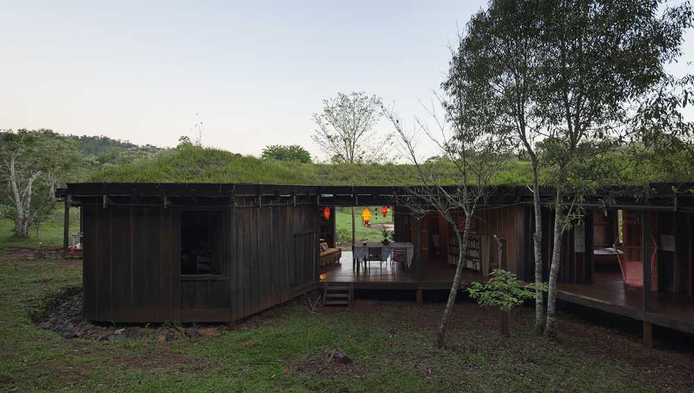 Albergue de madera en el verde
