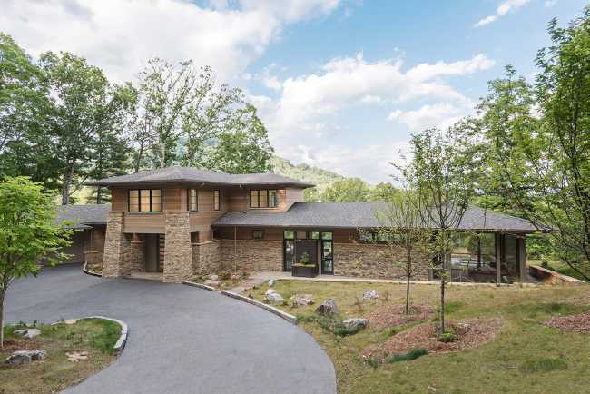 Residence in wood and stone in nature
