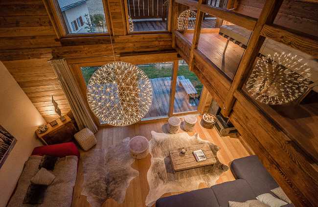 Interni in legno con vetrata