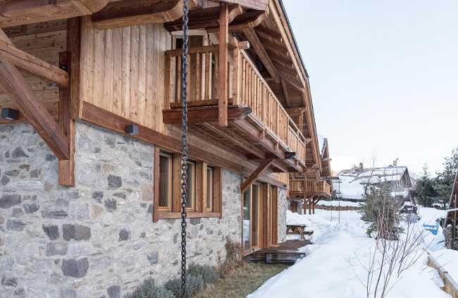 Chalet in pietra e legno di larice