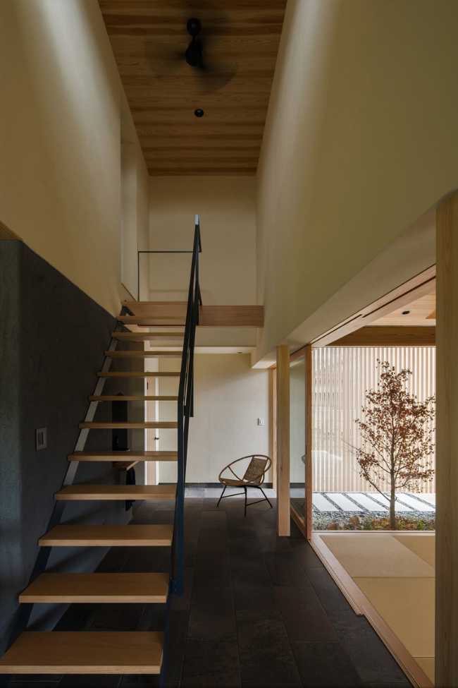 Internal staircase in wood and metal