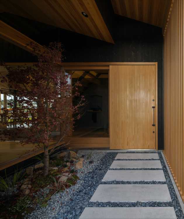 Entrance in wood and gravel