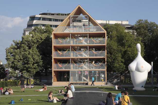 Struttura in legno multipiano dedicata allo svago