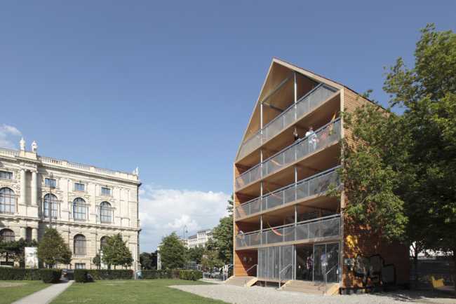 Struttura in legno in un parco per il relax