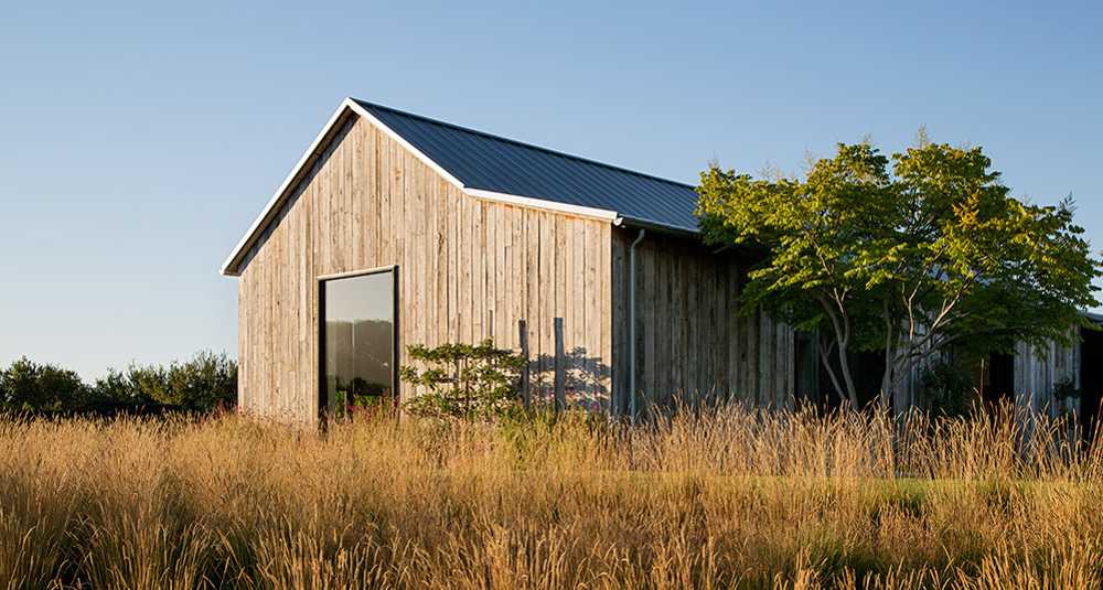 Cabina in legno tra la natura