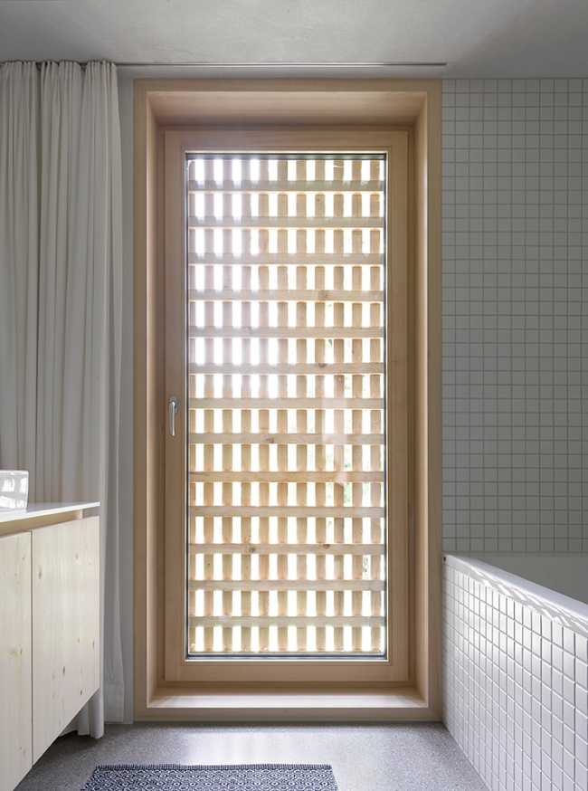 Bagno con porta finestra