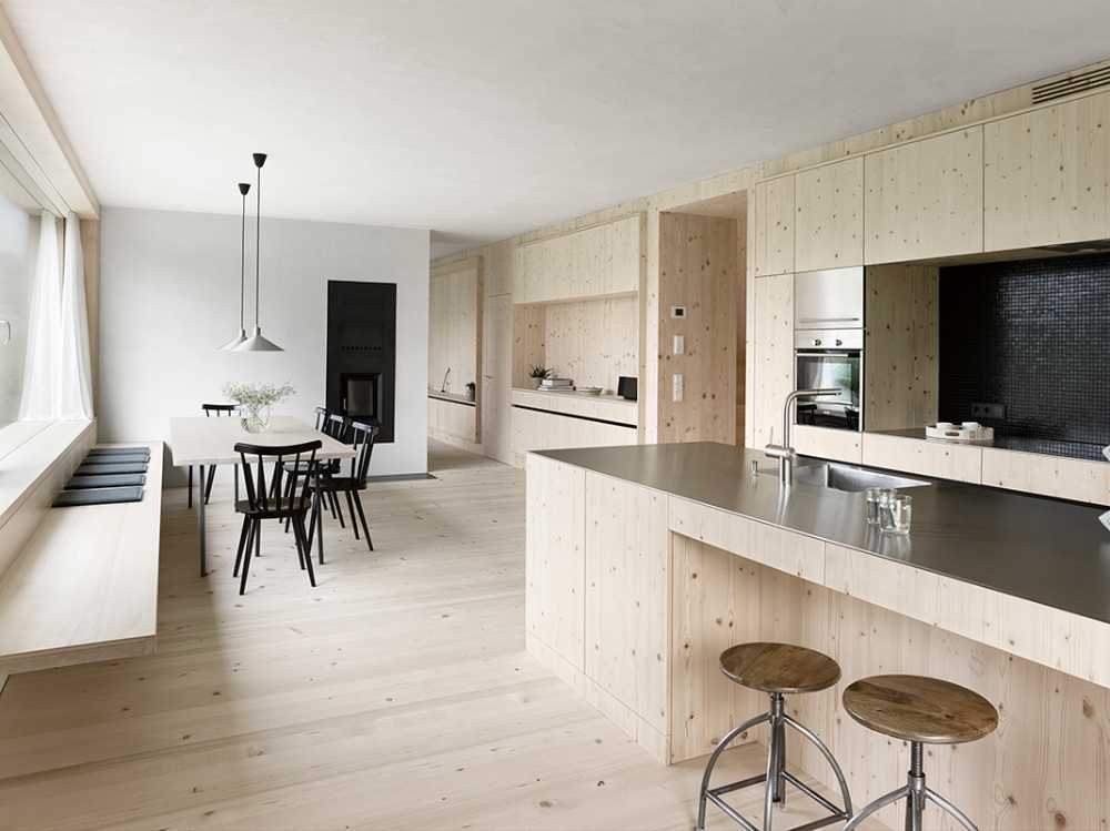 Interni in legno chiaro e bianco