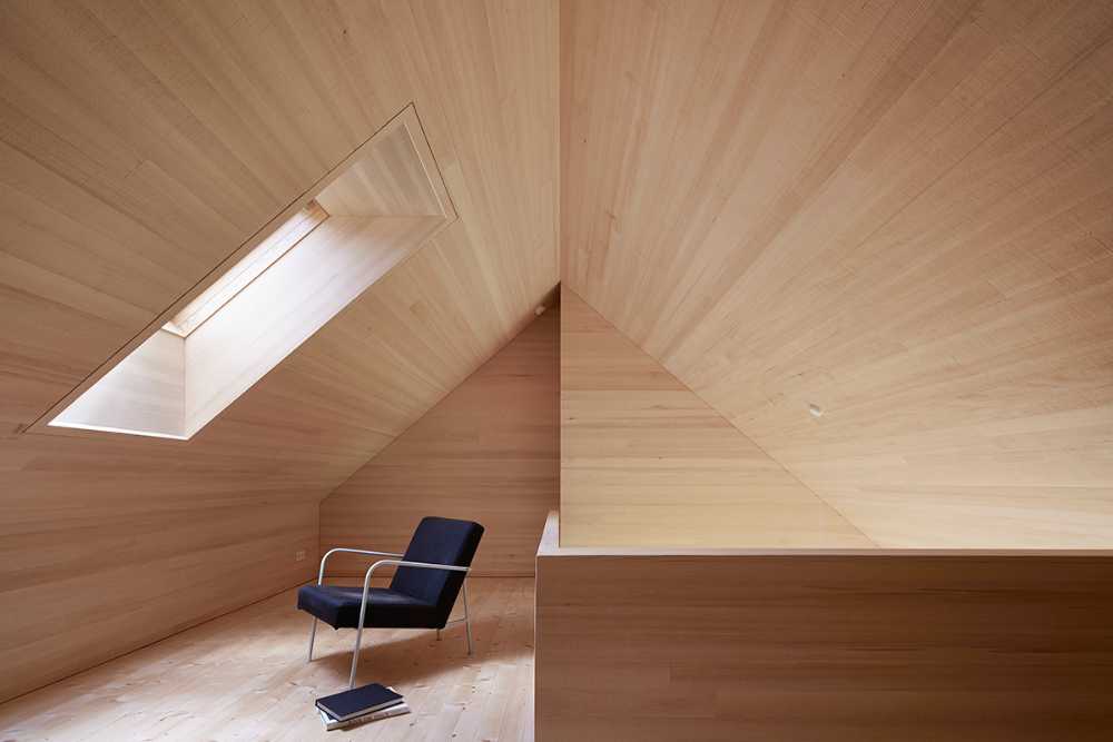 Interni in legno chiaro e bianco