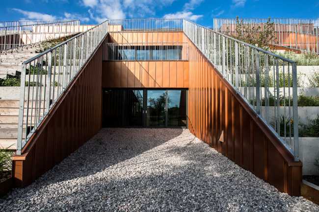 Green, gravel and wood for a school