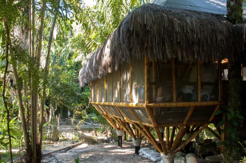 Albergue sobre pilares de madera