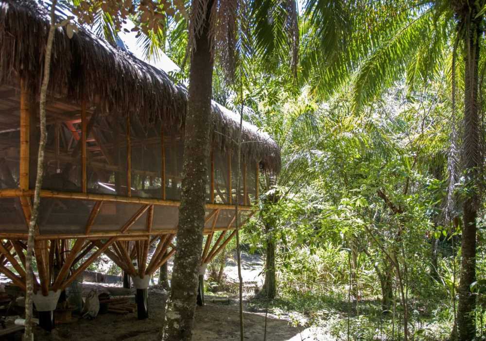 Albergue sobre pilares de madera