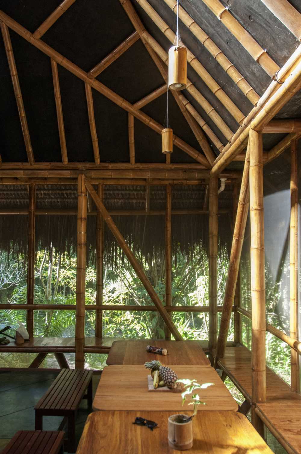 Albergue sobre pilares de madera