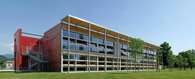 Glass and wood for an elementary school